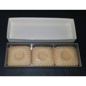 VTG Bloomingdale's Scented Beige Sandalwood 3 Cakes Soap NEW OLD STOCK in box